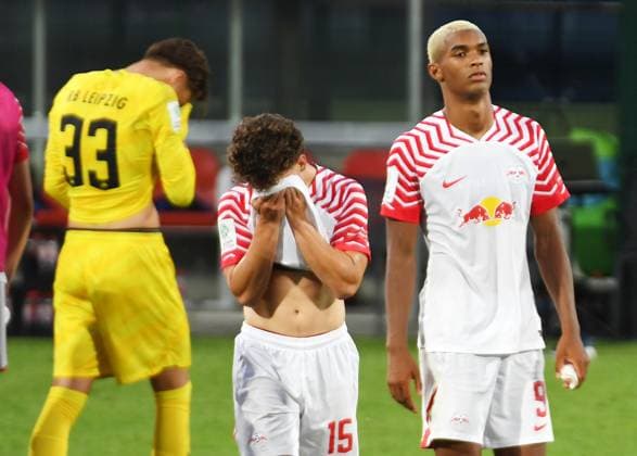 Fußball A Junioren Bundesliga Nord Nordost, Saison 2023 2024, 3 Spieltag, RasenBallsport Leipzig U19 vs VfL Wolfsburg U19 23 08 2023 1 2 1 Frustration Sadness over the 1 2 home defeat among RBL U19 players Fernando Dickes Goalkeeper RB Leipzig U19, Rueckennummer 33 , Tim Meyer Left defender RB Leipzig U19, back number 15 , Yannick Eduardo center forward RB Leipzig U19, back number 9 at the match RBL U19 vs Wolfsburg U19 23 08 2023 Leipzig Saxony Germany RB Trainingszentrum am Cottaweg, Rasenplatz 1