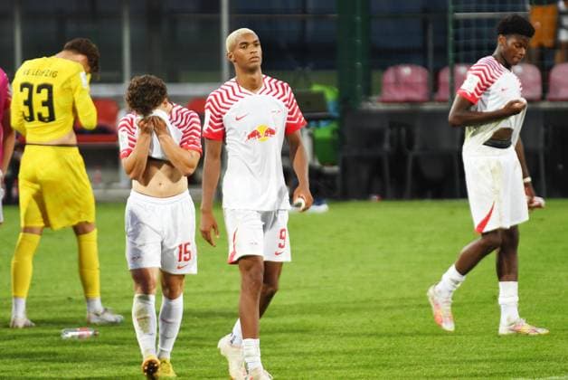 Fußball A Junioren Bundesliga Nord Nordost, Saison 2023 2024, 3 Spieltag, RasenBallsport Leipzig U19 vs VfL Wolfsburg U19 23 08 2023 1 2 1 Frustration Sadness about the 1 2 home defeat at the RBL U19 players Fernando Dickes Goalkeeper RB Leipzig U19, Rueckennummer 33 , Tim Meyer Left defender RB Leipzig U19, back number 15 , Yannick Eduardo center back RB Leipzig U19, back number 9 , Laurin Schoessler Left midfield RB Leipzig U19, back number 10 at the match RBL U19 vs Wolfsburg U19 23 08 2023 Leipzig Sachsen Deutschland RB Trainingszentrum am Cottaweg, Rasenplatz 1