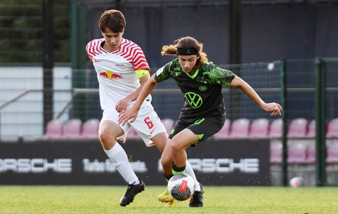 Soccer A Junioren Bundesliga Nord Nordost, Season 2023 2024, 3 Matchday, RasenBallsport Leipzig U19 vs VfL Wolfsburg U19 23 08 2023 Duel for the ball between Elias Lenz Defensives Mittelfeld RB Leipzig U19, Rueckennummer 6 li and Bennit Broeger Offensives Mittelfeld Wolfsburg U19, Rueckennummer 10 re during the match RBL U19 vs Wolfsburg U19 23 08 2023 Leipzig Sachsen Germany RB Trainingszentrum am Cottaweg, Rasenplatz 1