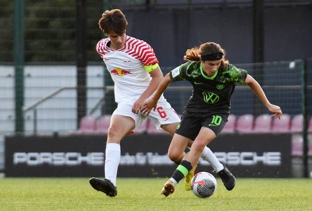 Soccer A Junioren Bundesliga Nord Nordost, Season 2023 2024, 3 Matchday, RasenBallsport Leipzig U19 vs VfL Wolfsburg U19 23 08 2023 Duel for the ball between Elias Lenz Defensives Mittelfeld RB Leipzig U19, Rueckennummer 6 li and Bennit Broeger Offensives Mittelfeld Wolfsburg U19, Rueckennummer 10 re during the match RBL U19 vs Wolfsburg U19 23 08 2023 Leipzig Sachsen Germany RB Trainingszentrum am Cottaweg, Rasenplatz 1