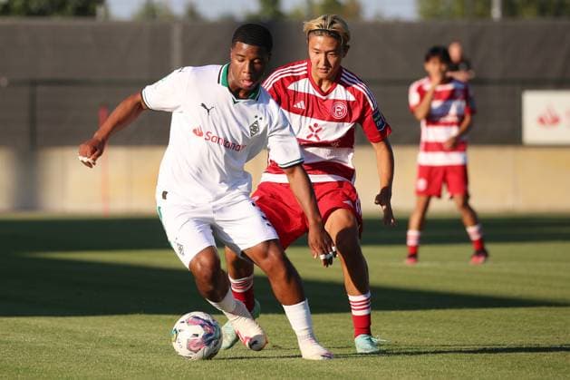 Mönchengladbach, Germany 23 August 2023 A Junior Bundesliga 2023 24 Borussia Mönchengladbach U19 vs Fortuna Düsseldorf U19 In the picture from left in duel Joshua Lucky Uwakhonye Borussia Mönchengladbach U19 and Si Woo Yang Fortuna Düsseldorf U19 Fohlenplatz Nordrhein Westfalen Copyright: xFotostandx xVanxderxVeldenx