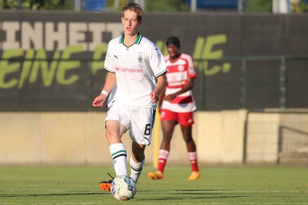 Mönchengladbach, Germany 23 August 2023 A Junior Bundesliga 2023 24 Borussia Mönchengladbach U19 vs Fortuna Düsseldorf U19 In picture Leonard Laatsch Borussia Mönchengladbach U19 Fohlenplatz Nordrhein Westfalen Copyright: xFotostandx xVanxderxVeldenx