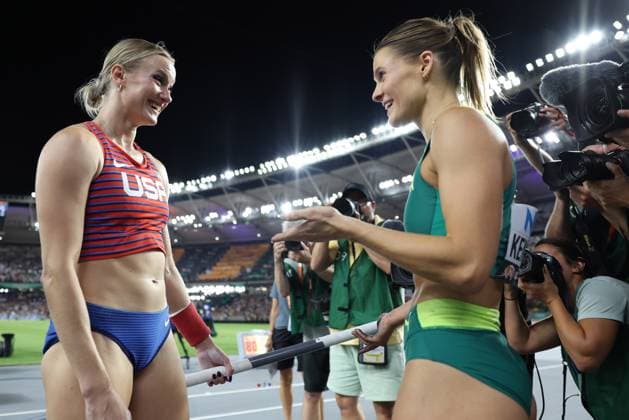 Sport Themen der Woche KW34 Sport Bilder des Tages (230824) -- BUDAPEST, Aug. 24, 2023 -- Katie Moon (L) of the United States and Nina Kennedy of Australia decide to share the gold medal after recording the same height in the Women s Pole Vault Final of the World Athletics Championships Budapest 2023 in Budapest, Hungary, Aug. 23, 2023. ) (SP)HUNGARY-BUDAPEST-ATHLETICS-WORLD CHAMPIONSHIPS-DAY 5 LixMing 