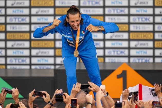 (230824) -- BUDAPEST, Aug. 24, 2023 -- Gold medalist Italy s Gianmarco Tamberi celebrates during the awarding ceremony for the men s high jump at the World Athletics Championships 2023 in Budapest, Hungary, Aug. 23, 2023. ) (SP)HUNGARY-BUDAPEST-ATHLETICS-WORLD CHAMPIONSHIPS-DAY 5 MengxDingbo 