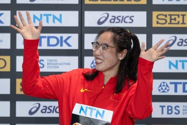 (230824) -- BUDAPEST, Aug. 24, 2023 -- Bronze medalist Feng Bin of China celebrates during the awarding ceremony for the women s discus throw at the World Athletics Championships 2023 in Budapest, Hungary, Aug. 23, 2023. ) (SP)HUNGARY-BUDAPEST-ATHLETICS-WORLD CHAMPIONSHIPS-DAY 5 MengxDingbo 