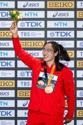 (230824) -- BUDAPEST, Aug. 24, 2023 -- Bronze medalist Feng Bin of China celebrates during the awarding ceremony for the women s discus throw at the World Athletics Championships 2023 in Budapest, Hungary, Aug. 23, 2023. ) (SP)HUNGARY-BUDAPEST-ATHLETICS-WORLD CHAMPIONSHIPS-DAY 5 MengxDingbo 