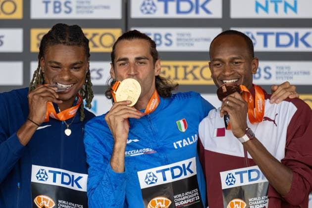 Sport Themen der Woche KW34 Sport Bilder des Tages (230824) -- BUDAPEST, Aug. 24, 2023 -- Gold medalist Gianmarco Tamberi (C) of Italy, silver medalist JuVaughn Harrison (L) of the U.S. and bronze medalist Mutaz Essa Barshim of Qatar pose on the podium during the awarding ceremony for the men s high jump at the World Athletics Championships 2023 in Budapest, Hungary, Aug. 23, 2023. ) (SP)HUNGARY-BUDAPEST-ATHLETICS-WORLD CHAMPIONSHIPS-DAY 5 MengxDingbo 