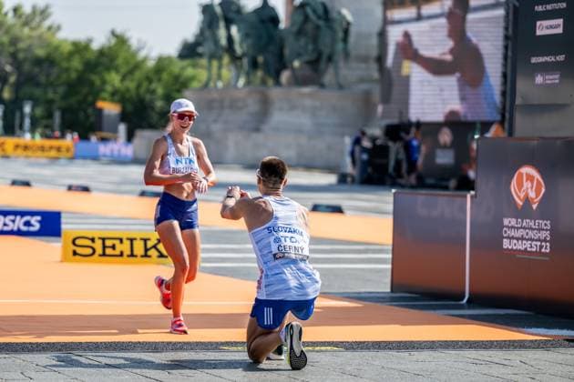 Sport Themen der Woche KW34 Sport Bilder des Tages 230824 Dominik Cerny of Slovakia proposes to Hana Burzalova of Slovakia after competing in men?s and women?s 35 km race walk during day 6 of the 2023 World Athletics Championships on August 24, 2023 in Budapest. Photo: Joel Marklund BILDBYRAN kod JM JM0522 bbeng friidrott athletics friidrett 2023 world athletics championships world athletics championships budapest23 friidrotts-vm friidretts-vm vm *** 230824 Dominik Cerny of Slovakia proposes to Hana Burzalova of Slovakia after competing in men?s and women?s 35 km race walk during day 6 of the 2023 World Athletics Championships on August 24, 2023 in Budapest Photo Joel Marklund BILDBYRAN kod JM JM0522 bbeng friidrott athletics friidrett 2023 world athletics championships world athletics championships budapest23 friidrotts vm friidretts vm vm  Copyright: JOELxMARKLUND BB230824JM068