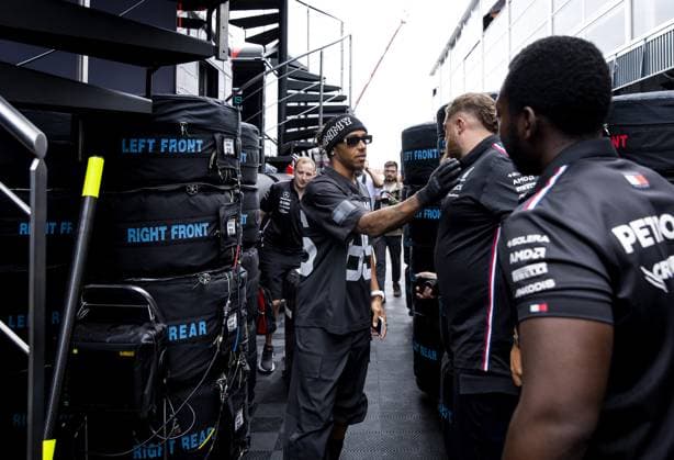 ZANDVOORT Lewis Hamilton (Mercedes) arrives on track at Circuit Zandvoort ahead of the F1 Grand Prix of the Netherlands on August 24, 2023 in Zandvoort, Netherlands. ANP KOEN VAN WEEL F1 Grand Prix of The Netherlands 2023 24 xVIxANPxSportx xxANPxIVx 476173222 originalFilename: 476173222.jpg