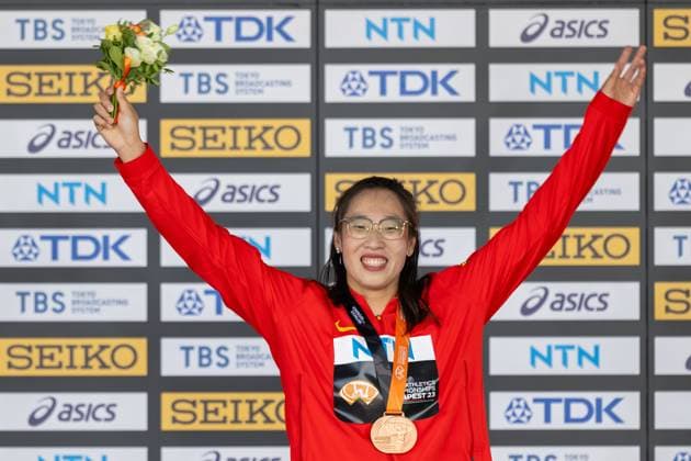 (230824) -- BUDAPEST, Aug. 24, 2023 -- Bronze medalist Feng Bin of China celebrates during the awarding ceremony for the women s discus throw at the World Athletics Championships 2023 in Budapest, Hungary, Aug. 23, 2023. ) (SP)HUNGARY-BUDAPEST-ATHLETICS-WORLD CHAMPIONSHIPS-DAY 5 MengxDingbo 