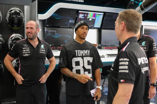 Lewis Hamilton Mercedes AMG Petronas Motorsport with mechanics in the pits, Dutch Grand Prix, Motorsport, Formula 1, 2023 season, 24 08 2023 Dutch Grand Prix, Motorsport, Formula 1, 2023 season, 24 08 2023 Zandvoort Copyright: xEibner-Pressefoto AlexanderxNeisx EP_ANS
