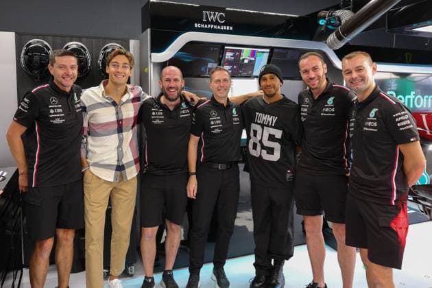 Lewis Hamilton Mercedes AMG Petronas Motorsport and George Russel Mercedes AMG Petronas Motorsport with mechanics in the pits, Dutch Grand Prix, Motorsport, Formula 1, 2023 season, 24 08 2023 Dutch Grand Prix, Motorsport, Formula 1, 2023 season, 24 08 2023 Zandvoort Copyright: xEibner-Pressefoto AlexanderxNeisx EP_ANS
