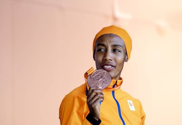 BUDAPEST - Sifan Hassan with her bronze medal during the 1500 meters ceremony during the sixth day of the World Athletics Championships. ANP ROBIN VAN LONKHUIJSEN Day 6 - World Athletics Championships Budapest 2023 2023 xVIxANPxSportx xxANPxIVx 476198194 originalFilename: 476198194.jpg