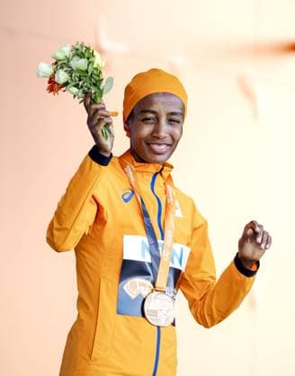 BUDAPEST - Sifan Hassan with her bronze medal during the 1500 meters ceremony during the sixth day of the World Athletics Championships. ANP ROBIN VAN LONKHUIJSEN Day 6 - World Athletics Championships Budapest 2023 2023 xVIxANPxSportx xxANPxIVx 476198203 originalFilename: 476198203.jpg