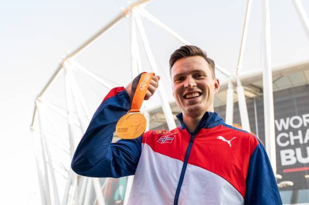 230824 Karsten Warholm with his gold medal for men?s 400 meter hurdles during day 6 of the 2023 World Athletics Championships on August 24, 2023 in Budapest Photo Vegard Grott BILDBYRAN kod VG JM0522 bbeng friidrott athletics friidrett 2023 world athletics championships world athletics championships budapest23 friidrotts vm friidretts vm vm jubel  Copyright: VEGARDxGRoTT BB230824VG004