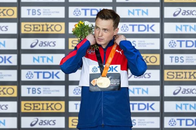 230824 Karsten Warholm at the medal ceremony for men?s 400 meter hurdles during day 6 of the 2023 World Athletics Championships on August 24, 2023 in Budapest Photo Vegard Grott BILDBYRAN kod VG JM0522 bbeng friidrott athletics friidrett 2023 world athletics championships world athletics championships budapest23 friidrotts vm friidretts vm vm jubel  Copyright: VEGARDxGRoTT BB230824VG005