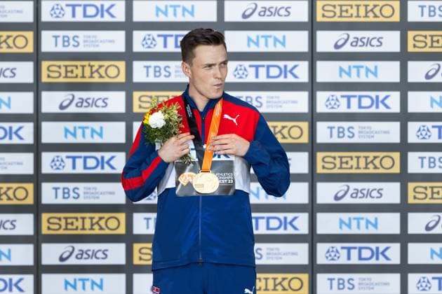 230824 Karsten Warholm at the medal ceremony for men?s 400 meter hurdles during day 6 of the 2023 World Athletics Championships on August 24, 2023 in Budapest Photo Vegard Grott BILDBYRAN kod VG JM0522 bbeng friidrott athletics friidrett 2023 world athletics championships world athletics championships budapest23 friidrotts vm friidretts vm vm jubel  Copyright: VEGARDxGRoTT BB230824VG009