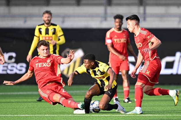 GÖTEBORG 20230824 Häckens Akoua Romeo Amane, center, against Aberdeens Dante Polvara, left, and Bojan Miovski during Thursdays Europa League play-off, first leg, between BK Häcken and Aberdeen FC at Bravida arena GÖTEBORG SVERIGE x9200x  Copyright: xBjörnxLarssonxRosvall TTx EUROPA LEAGUE HÄCKEN-ABERDEEN
