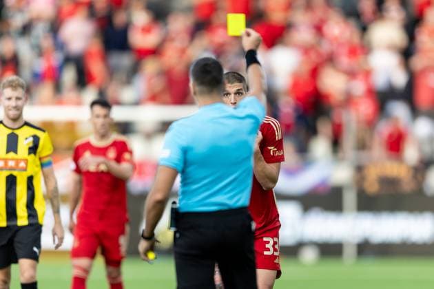 230824 Slobodan Rubezic of Aberdeen is shown a yellow card by Referee Filip Glova during the UEFA Europa League play off match between Häcken and Aberdeen on August 24, 2023 in Gothenburg Photo Michael Erichsen BILDBYRAN COP 89 MI0526 fotboll football soccer football uefa europa league häcken aberdeen bbeng  Copyright: MICHAELxERICHSEN BB230824MI020