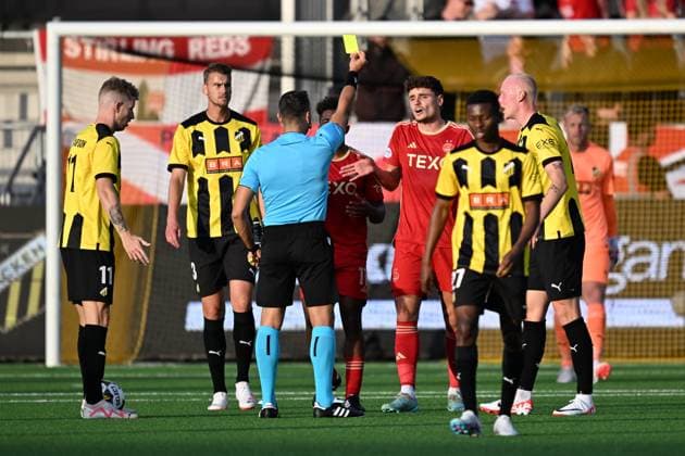 GÖTEBORG 20230824 Aberdeens Dante Polvara is shown a yellow card by the referee during Thursdays Europa League play-off first leg between BK Häcken and Aberdeen FC at Bravida arena GÖTEBORG SVERIGE x9200x  Copyright: xBjörnxLarssonxRosvall TTx EUROPA LEAGUE HÄCKEN-ABERDEEN