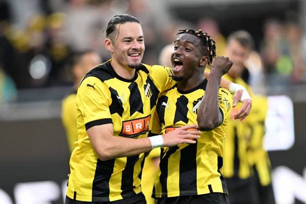 GÖTEBORG 20230824 Häckens Amor Layouni, left, is congratulated by Ibrahim Sadiq after scoring a goal during Thursdays Europa League play-off, first match, between BK Häcken and Aberdeen FC at Bravida arena GÖTEBORG SVERIGE x9200x  Copyright: xBjörnxLarssonxRosvall TTx EUROPA LEAGUE HÄCKEN-ABERDEEN
