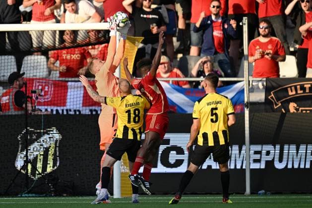 GÖTEBORG 20230824 Häckens Peter Abrahamsson against Aberdeens Duk during Thursdays Europa League play off, first match, between BK Häcken and Aberdeen FC at Bravida arena GÖTEBORG SVERIGE x9200x  Copyright: xBjörnxLarssonxRosvall TTx EUROPA LEAGUE HÄCKEN-ABERDEEN