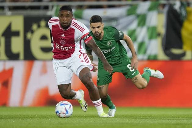 RAZGRAD, Bulgaria, 24-08-2023, football, Huvepharma Arena, Europa Leageu qualification, season 2023 2024, during the match Ludogorets - Ajax, Ajax player Steven Bergwijn, Ludogorets player Claude Goncalves Ludogorets - Ajax  x22053975x Copyright:
