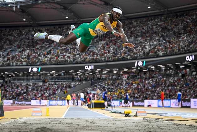 Bilder des Jahres 2023, Sport 08 August Sport Themen der Woche KW34 Sport Bilder des Tages BUDAPEST 20230824 Carey Mcleod, Jamaica, far till ett lite tokigt hopp i herrarnas final i längdhopp under friidrotts-VM i Budapest. BUDAPEST UNGERN FRIIDROTT x10070x *** BUDAPEST 20230824 Carey Mcleod, Jamaica, father of a slightly crazy jump in the mens long jump final at the World Athletics Championships in Budapest BUDAPEST HUNGARY Athletics x10070x  Copyright: xJessicaxGow TTx FRIIDROTTS-VM 2023