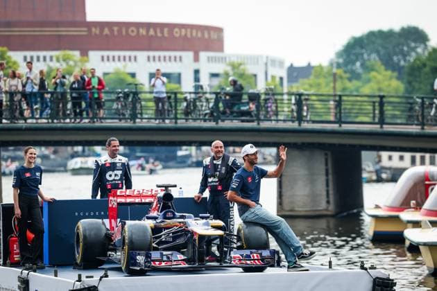 Formel 1, GP Niederlande - Daniel Ricciardo mit Rennwagen auf einer Kracht in Amsterdam RICCIARDO Daniel (aus), Scuderia AlphaTaurii driver, presenting the Catawiki.com DirectFromTheGrid auction on a canal of Amsterdam, riding on a boat with his former Toro Rosso STR7 car, during the 2023 Formula 1 Heineken Dutch Grand Prix, 13th round of the 2023 Formula One World Championship, WM, Weltmeisterschaft from August 25 to 28, 2023 on the Zandvoort Circuit, in Zandvoort, Netherlands - F1 - DUTCH GRAND PRIX 2023 DPPI Panoramic 00123030_G0OD8947