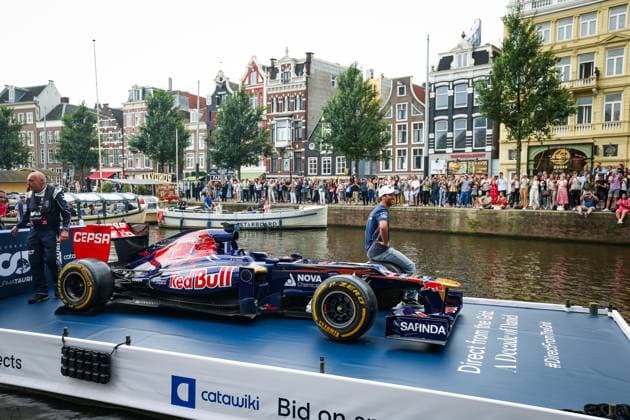 Formel 1, GP Niederlande - Daniel Ricciardo mit Rennwagen auf einer Kracht in Amsterdam RICCIARDO Daniel (aus), Scuderia AlphaTaurii driver, presenting the Catawiki.com DirectFromTheGrid auction on a canal of Amsterdam, riding on a boat with his former Toro Rosso STR7 car, during the 2023 Formula 1 Heineken Dutch Grand Prix, 13th round of the 2023 Formula One World Championship, WM, Weltmeisterschaft from August 25 to 28, 2023 on the Zandvoort Circuit, in Zandvoort, Netherlands - F1 - DUTCH GRAND PRIX 2023 DPPI Panoramic 00123030_GOOD8579