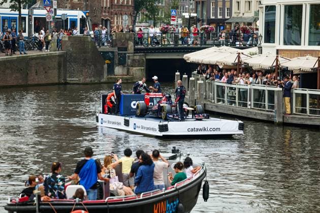 Formel 1, GP Niederlande - Daniel Ricciardo mit Rennwagen auf einer Kracht in Amsterdam RICCIARDO Daniel (aus), Scuderia AlphaTaurii driver, presenting the Catawiki.com DirectFromTheGrid auction on a canal of Amsterdam, riding on a boat with his former Toro Rosso STR7 car, during the 2023 Formula 1 Heineken Dutch Grand Prix, 13th round of the 2023 Formula One World Championship, WM, Weltmeisterschaft from August 25 to 28, 2023 on the Zandvoort Circuit, in Zandvoort, Netherlands - F1 - DUTCH GRAND PRIX 2023 DPPI Panoramic 00123030_G0OD8990