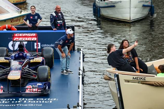 Formel 1, GP Niederlande - Daniel Ricciardo mit Rennwagen auf einer Kracht in Amsterdam RICCIARDO Daniel (aus), Scuderia AlphaTaurii driver, presenting the Catawiki.com DirectFromTheGrid auction on a canal of Amsterdam, riding on a boat with his former Toro Rosso STR7 car, during the 2023 Formula 1 Heineken Dutch Grand Prix, 13th round of the 2023 Formula One World Championship, WM, Weltmeisterschaft from August 25 to 28, 2023 on the Zandvoort Circuit, in Zandvoort, Netherlands - F1 - DUTCH GRAND PRIX 2023 DPPI Panoramic 00123030_G0OD9011