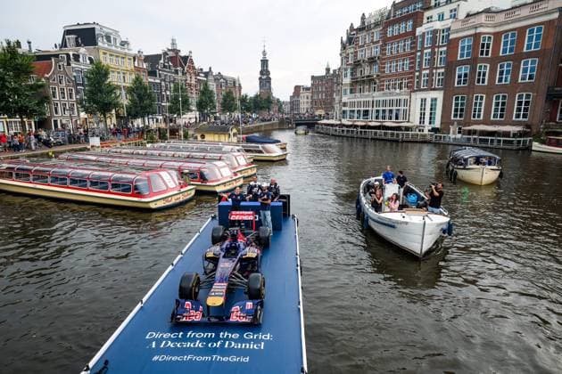 Formel 1, GP Niederlande - Daniel Ricciardo mit Rennwagen auf einer Kracht in Amsterdam RICCIARDO Daniel (aus), Scuderia AlphaTaurii driver, presenting the Catawiki.com DirectFromTheGrid auction on a canal of Amsterdam, riding on a boat with his former Toro Rosso STR7 car, during the 2023 Formula 1 Heineken Dutch Grand Prix, 13th round of the 2023 Formula One World Championship, WM, Weltmeisterschaft from August 25 to 28, 2023 on the Zandvoort Circuit, in Zandvoort, Netherlands - F1 - DUTCH GRAND PRIX 2023 DPPI Panoramic 00123030_GOOD8598