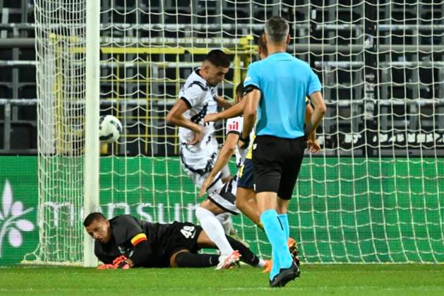 Union SG v FC Lugano - UEFA Europa League BRUSSELS, BELGIUM - AUGUST 24 : Hajdari Albian defender of FC Lugano scoring a goal but sees it being cancelled by the VAR during the UEFA Europa League Play-offs, 1st leg match between Union SG and FC Lugano at the Anderlecht stadium on August 24, 2023 in Brussels, Belgium, 24 08 2023 Brussels Belgium  Copyright: xNicoxVereeckenx