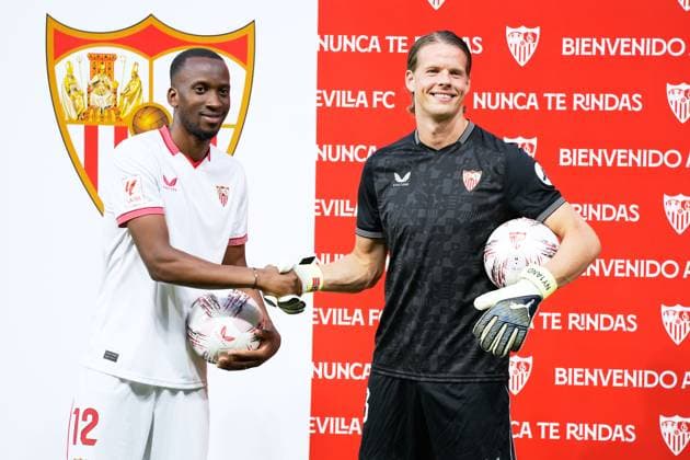 Sport Bilder des Tages Fußball, FC Sevilla präsentiert Neuzugänge Dodi Lukebakio und Orjan Nyland August 24, 2023, SEVILLA, SEVILLA, SPAIN: Orjan Nyland and Dodi Lukebakio poses for photo during their presentation as new players of Seville FC at Ramon Sanchez-Pizjuan stadium on August 24, 2023 in Sevilla, Spain. SEVILLA SPAIN - ZUMAa181 20230824_zaa_a181_054 Copyright: xJoaquinxCorcherox