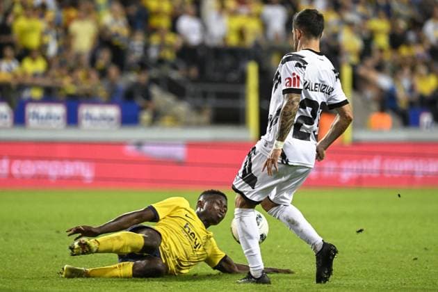 Fußball, EL Quali, Royale Union Saint Gilloise - FC Lugano Union s Lazare Amani and Lugano s Milton Valenzuela fight for the ball during a soccer game between Belgian Royale Union Saint Gilloise and Swiss FC Lugano, Thursday 24 August 2023 in Brussels, the first leg of the play-off for the UEFA Europa League competition. LAURIExDIEFFEMBACQ  x72516615x