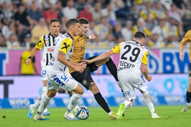 SOCCER - UEFA EL, LASK vs Zrinjski LINZ,AUSTRIA,24.AUG.23 - SOCCER - UEFA Europa League, qualification, Linzer ASK vs HSK Zrinjski Mostar. Image shows Philipp Ziereis (LASK), Matija Malekinusic (Zrinjski) and Florian Flecker (LASK).  GEPAxpictures xChristianxMoser