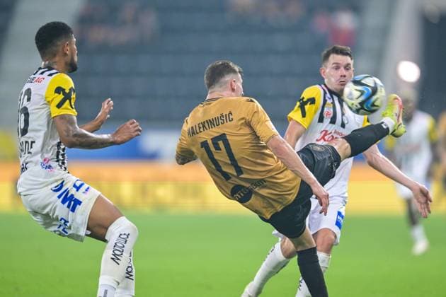 SOCCER - UEFA EL, LASK vs Zrinjski LINZ,AUSTRIA,24.AUG.23 - SOCCER - UEFA Europa League, qualification, Linzer ASK vs HSK Zrinjski Mostar. Image shows Andres Andrade (LASK), Matija Malekinusic (Zrinjski) and Florian Flecker (LASK).  GEPAxpictures xChristianxMoser