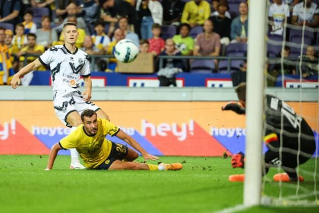 Fußball, EL Quali, Royale Union Saint Gilloise - FC Lugano Union s Charles Vanhoutte and Lugano s Zan Celar fight for the ball during a soccer game between Belgian Royale Union Saint Gilloise and Swiss FC Lugano, Thursday 24 August 2023 in Brussels, the first leg of the play-off for the UEFA Europa League competition. DAVIDxPINTENS  x72518944x