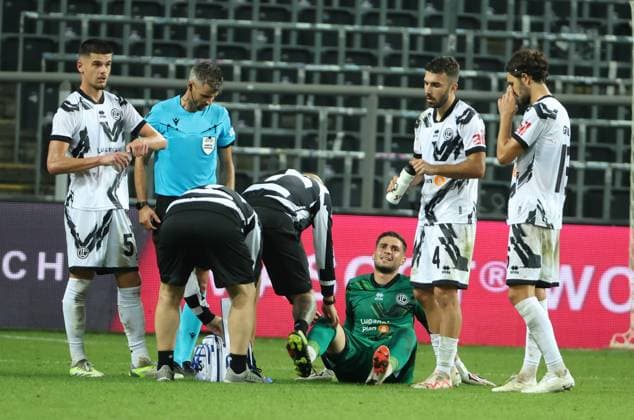 Fußball, EL Quali, Royale Union Saint Gilloise - FC Lugano Lugano s goalkeeper Amir Saipi lies injured on the ground during a soccer game between Belgian Royale Union Saint Gilloise and Swiss FC Lugano, Thursday 24 August 2023 in Brussels, the first leg of the play-off for the UEFA Europa League competition. DAVIDxPINTENS  x72523420x