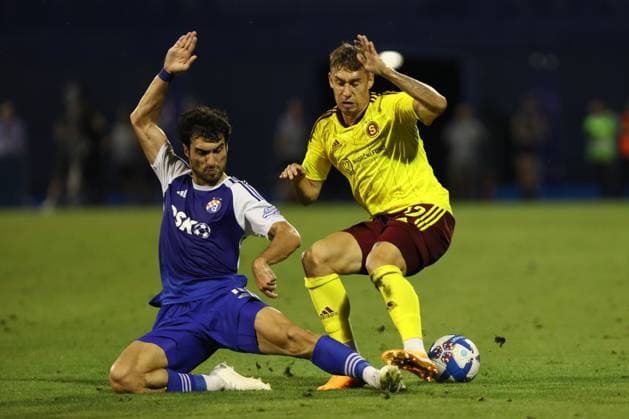 Zagreb, 24.08.2023. - Stadion Maksimir, UEFA Europa League, Play-offs, 1st leg. GNK Dinamo Zagreb - Sparta Praha 3:1. Matej Rynes (32) vs Antonio Marin (20) 