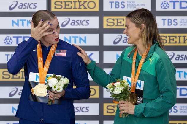 Bilder des Jahres 2023, Sport 08 August (230825) -- BUDAPEST, Aug. 25, 2023 -- Gold medalists Katie Moon (L) of the United States and Nina Kennedy of Australia react during the awarding ceremony for the Women s Pole Vault at the World Athletics Championships Budapest 2023 in Budapest, Hungary on Aug. 24, 2023. (Photo by Xinhua) (SP)HUNGARY-BUDAPEST-ATHLETICS-WORLD CHAMPIONSHIPS-DAY 6 AttilaxVolgyi 