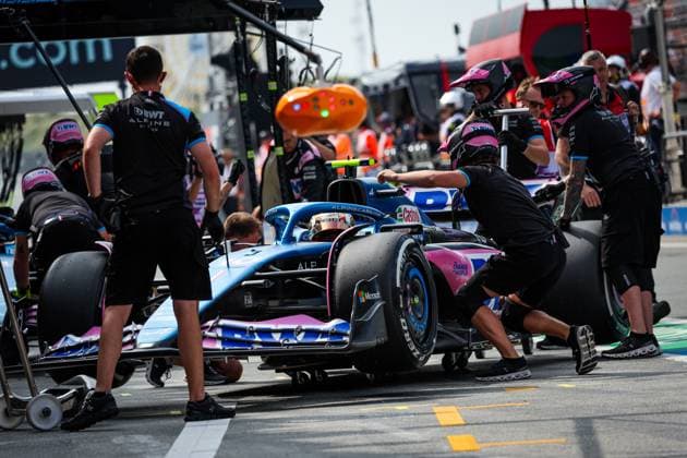 10 GASLY Pierre (fra), Alpine F1 Team A523, action pitlane during the 2023 Formula 1 Heineken Dutch Grand Prix, 13th round of the 2023 Formula One World Championship, WM, Weltmeisterschaft from August 25 to 28, 2023 on the Zandvoort Circuit, in Zandvoort, Netherlands - F1 - DUTCH GRAND PRIX 2023 DPPI Panoramic  00123030_G0OD9462