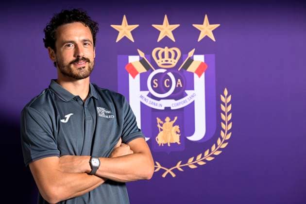 Sport Themen der Woche KW34 Sport Bilder des Tages press conference, PK, Pressekonferenz RSC Anderlecht T1 Brian Riemer & Thomas Delaney BRUSSELS, BELGIUM - AUGUST 25 : Thomas Delaney midfielder of RSC Anderlecht posing for a photo after a press conference, prior to the Jupiler Pro League game against Sporting Charleroi in the RSC Anderlecht press room at the Lotto Park stadium on August 25, 2023 in Brussels, Belgium, 25 08 2023 Brussels Belgium  Copyright: xNicoxVereeckenx
