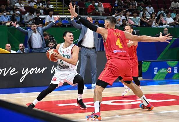 Basketball, WM, Montenegro - Mexiko (230825) -- MANILA, Aug. 25, 2023 -- Pako Cruz (L) of Mexico competes during the Group D first round match between Montenegro and Mexico at the 2023 FIBA World Cup in Manila, the Philippines, Aug. 25, 2023. ) (SP)PHILIPPINES-MANILA-BASKETBALL-FIBA WORLD CUP-GROUP D-MEX VS MNE HexChangshan 