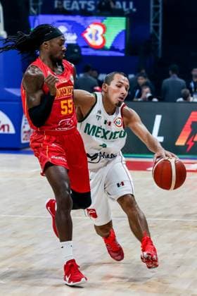 Basketball, WM, Montenegro - Mexiko (230825) -- MANILA, Aug. 25, 2023 -- Paul Stoll (R) of Mexico competes against Kendrick Perry of Montenegro during the Group D first round match between Montenegro and Mexico at the 2023 FIBA World Cup in Manila, the Philippines, Aug. 25, 2023. ) (SP)PHILIPPINES-MANILA-BASKETBALL-FIBA WORLD CUP-GROUP D-MEX VS MNE RouellexUmali 