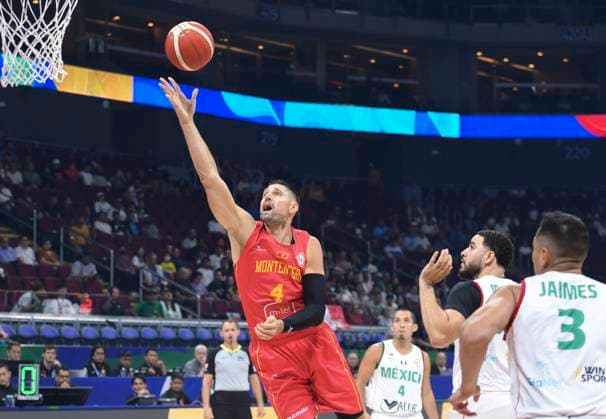 Basketball, WM, Montenegro - Mexiko (230825) -- MANILA, Aug. 25, 2023 -- Nikola Vucevic (L) of Montenegro competes during the Group D first round match between Montenegro and Mexico at the 2023 FIBA World Cup in Manila, the Philippines, Aug. 25, 2023. ) (SP)PHILIPPINES-MANILA-BASKETBALL-FIBA WORLD CUP-GROUP D-MEX VS MNE HexChangshan 