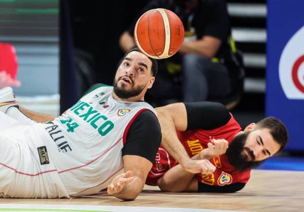 Basketball, WM, Montenegro - Mexiko (230825) -- MANILA, Aug. 25, 2023 -- Bojan Dubljevic (R) of Montenegro competes against Joshua Ibarra of Mexico during the Group D first round match between Montenegro and Mexico at the 2023 FIBA World Cup in Manila, the Philippines, Aug. 25, 2023. ) (SP)PHILIPPINES-MANILA-BASKETBALL-FIBA WORLD CUP-GROUP D-MEX VS MNE RouellexUmali 