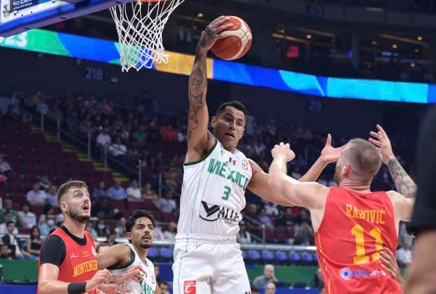 Basketball, WM, Montenegro - Mexiko (230825) -- MANILA, Aug. 25, 2023 -- Fabian Jaimes (C) of Mexico competes during the Group D first round match between Montenegro and Mexico at the 2023 FIBA World Cup in Manila, the Philippines, Aug. 25, 2023. ) (SP)PHILIPPINES-MANILA-BASKETBALL-FIBA WORLD CUP-GROUP D-MEX VS MNE HexChangshan 