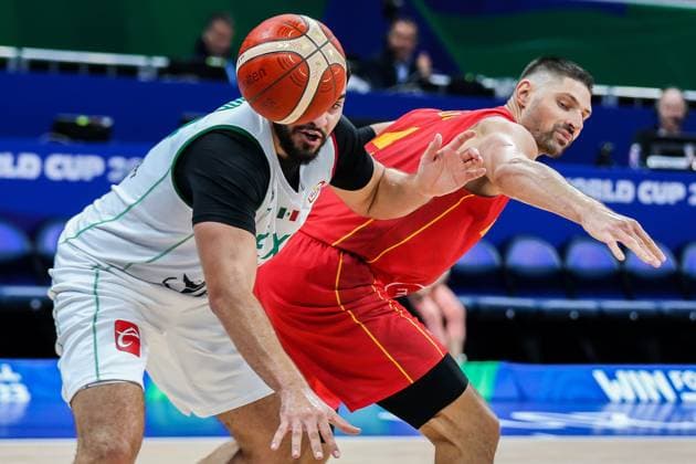 Basketball, WM, Montenegro - Mexiko (230825) -- MANILA, Aug. 25, 2023 -- Nikola Vucevic of Montenegro (R) competes against Joshua Ibarra of Mexico during the Group D first round match between Montenegro and Mexico at the 2023 FIBA World Cup in Manila, the Philippines, Aug. 25, 2023. ) (SP)PHILIPPINES-MANILA-BASKETBALL-FIBA WORLD CUP-GROUP D-MEX VS MNE RouellexUmali 